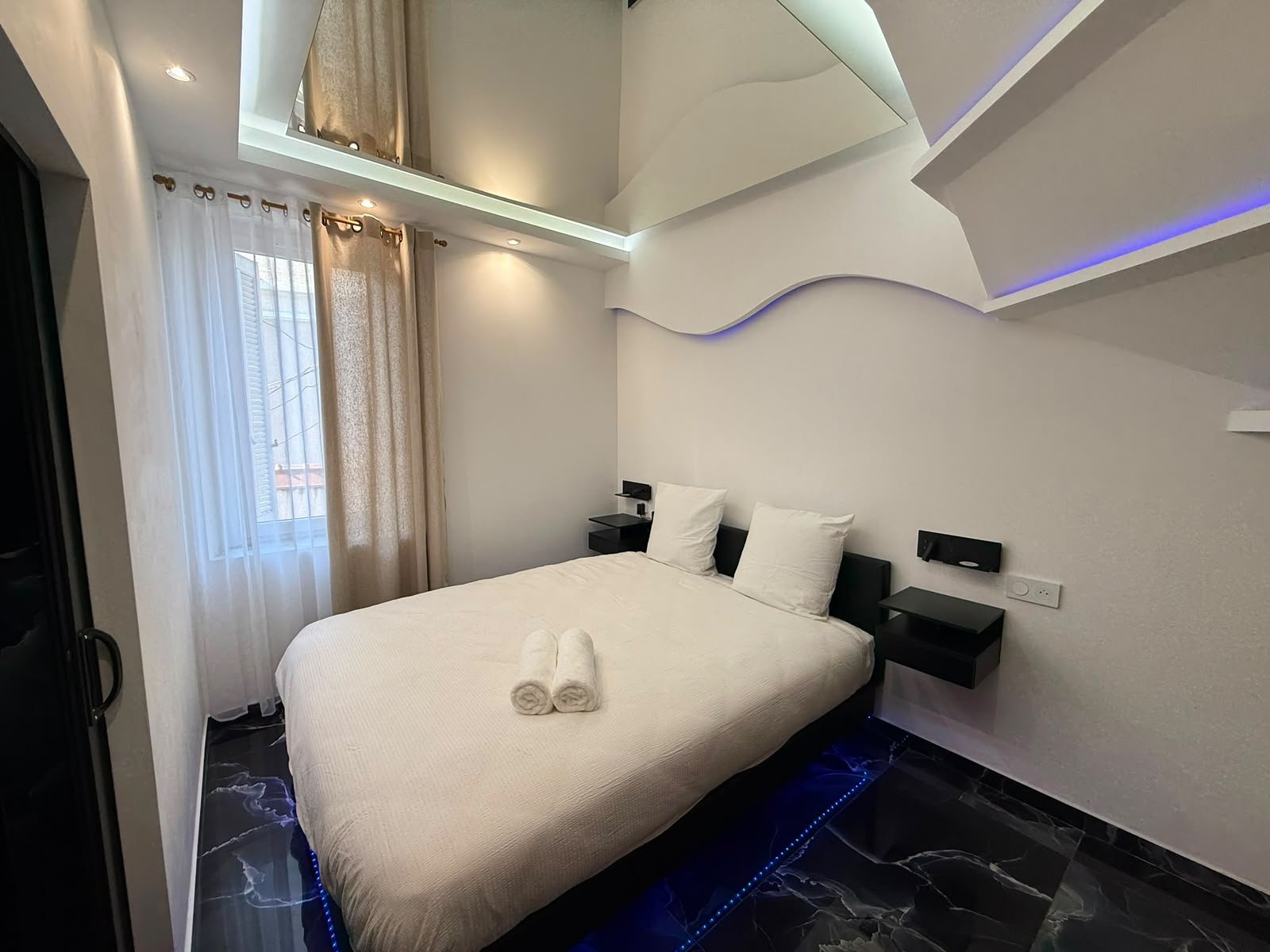 Chambre blanche avec plafond miroir