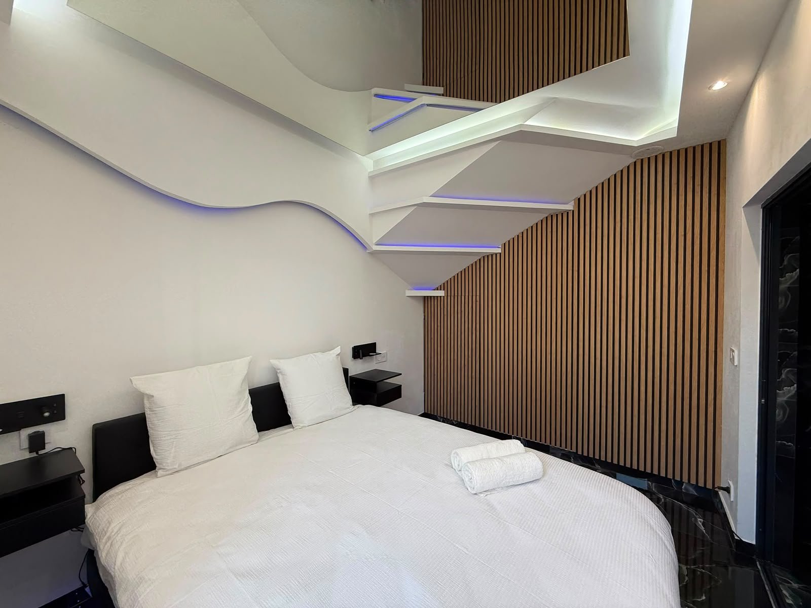 Chambre Sculpturale, mur en bois et escalier suspendu