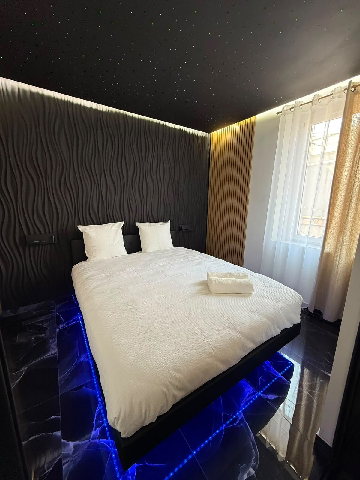 Chambre Nuit Étoilée, lit Queen size et ciel étoilé
