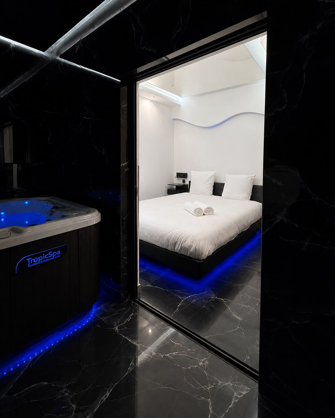 Jacuzzi avec vue sur la chambre blanche