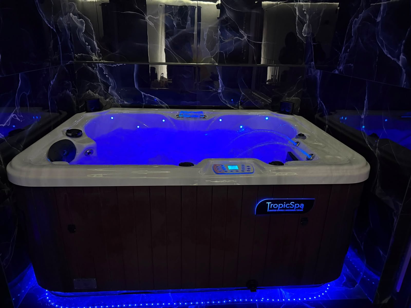 Spa TropicSpa illuminé de bleu